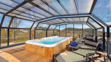 Kolam renang indoor dan kolam renang outdoor, dengan payung kolam renang