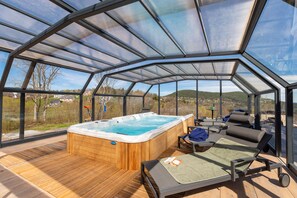 من حمّامات السباحة المغطاة، حمّام سباحة خارجي، مظلات على حمّام السباحة