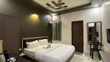 Deluxe Double Room | Desk, laptop workspace, free WiFi, bed sheets