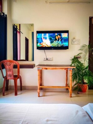 Deluxe Triple Room | Desk, laptop workspace, free WiFi, bed sheets - The White Canyon (Varanasi)