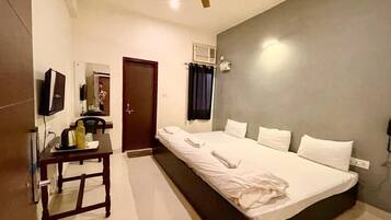 Quarto triplo luxo | Escrivaninha, espaço de trabalho para notebook, Wi-Fi de cortesia