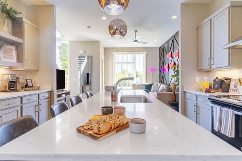 Huge Private Rooftop Deck w/ Firepit + Putt-Putt • 8 Mins to Broadway | Doralee