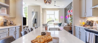 Huge Private Rooftop Deck w/ Firepit + Putt-Putt • 8 Mins to Broadway | Doralee