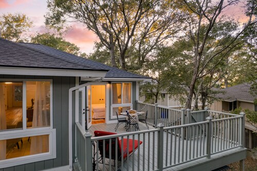 Conch Cottage by AvantStay | Walk to Beach, Deck, Fireplace, Outdoor Dining