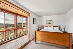 4 bedrooms, desk, WiFi, bed sheets