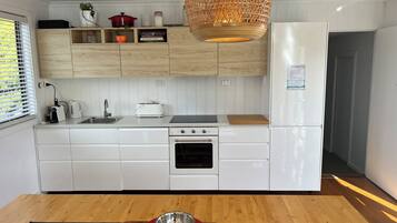 Een koelkast, een magnetron, een oven, een kookplaat