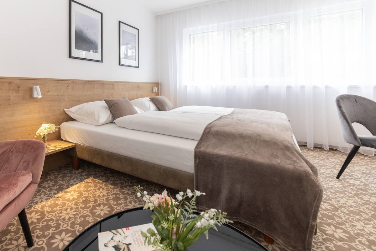 Habitación doble Confort | Escritorio, espacio para trabajar con laptop y insonorización