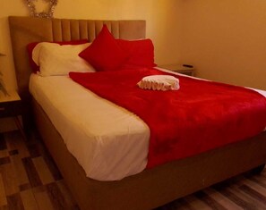 Schreibtisch, schallisolierte Zimmer, Bügeleisen/Bügelbrett
