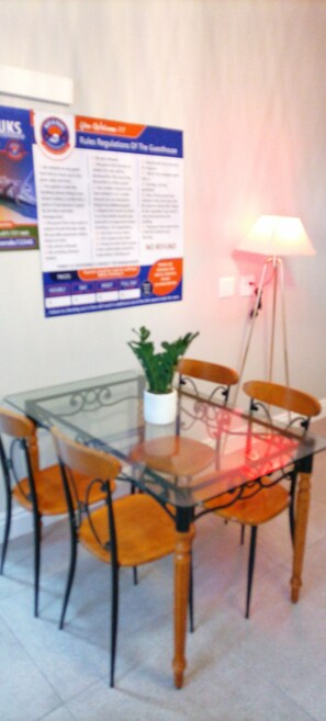 TV - Neo & ruks Lodge Goowood (Cape Town)