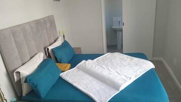 Desk, soundproofing, iron/ironing board, free WiFi