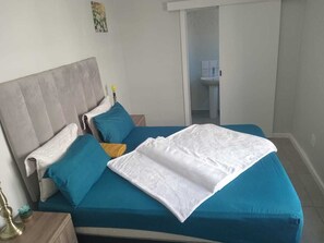 Desk, soundproofing, iron/ironing board, free WiFi - Neo & ruks Lodge Goowood (Cape Town)