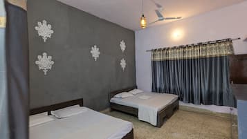 Family Quadruple Room | Desk, free WiFi