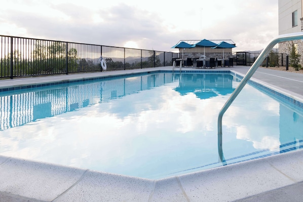 Piscina externa, funciona das 8h às 20h, guarda-sóis, espreguiçadeiras