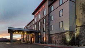 A modern hotel with a stone facade and a flat roof. - Hampton Inn & Suites Porter Ranch Los Angeles (Porter Ranch)