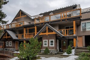 Exterior - Glacier's Reach one level townhouse, fully remodelled, free parking, private hot tub (Whistler)
