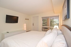 2 bedrooms, iron/ironing board, WiFi