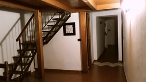 Un escalier avec des rampes en bois menant à un couloir.