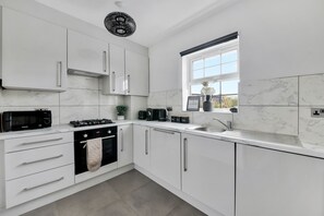 Kjøleskap, mikrobølgeovn, ovn og oppvaskmaskin