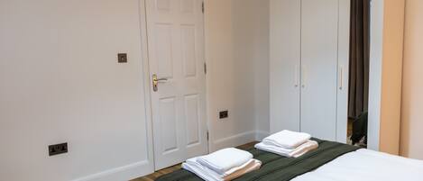 3 bedrooms, iron/ironing board, WiFi (free)