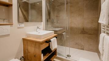 Dusche, Haartrockner, Handtücher
