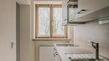 Kühlschrank, Mikrowelle, Herdplatte, Wasserkocher mit Kaffee-/Teezubehör