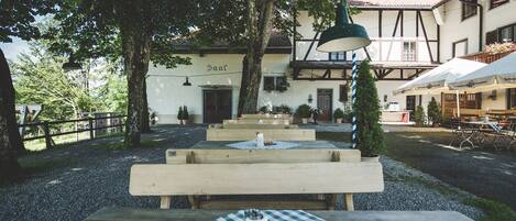 تناول الطعام بالخارج