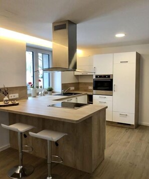 Kühlschrank, Mikrowelle, Ofen, Herdplatte