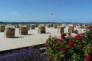 På stranden
