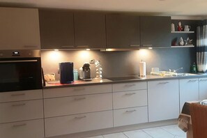 Frigorífic, microones, forn i placa de cuina 