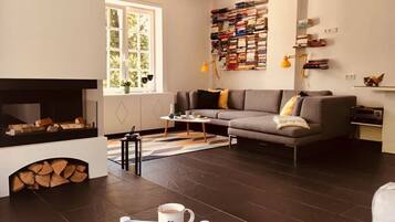 Fernseher, Kamin, DVD-Player