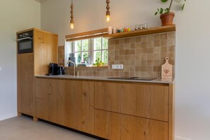 Ofen, Geschirrspüler, Wasserkocher mit Kaffee-/Teezubehör, Esstisch