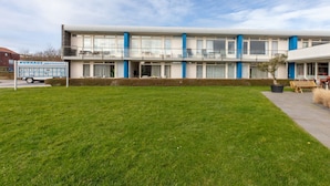 A modern building with a sign reading "KURHAUSappartementen".