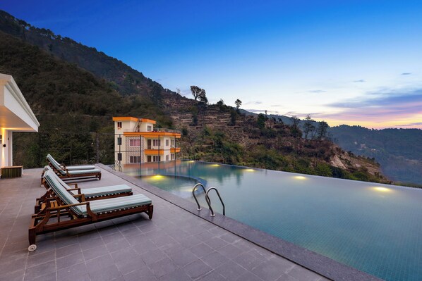 Outdoor pool - Lemon Tree Premier Budhanilkanth (Burhanilkantha)