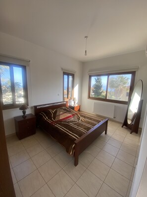 3 habitaciones, tabla de planchar con plancha, wifi y ropa de cama