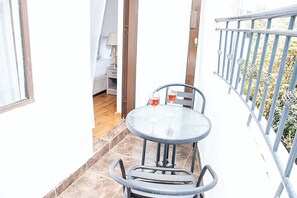 Escritorio, espacio para trabajar con laptop y wifi gratis