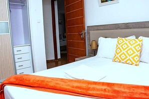 Escritorio, espacio para trabajar con laptop y wifi gratis