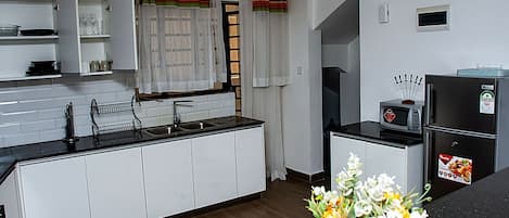 1 habitación, escritorio y espacio para trabajar con laptop