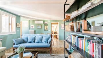 En 42-tommers LCD-TV med Parabol-TV samt strømmetjenester