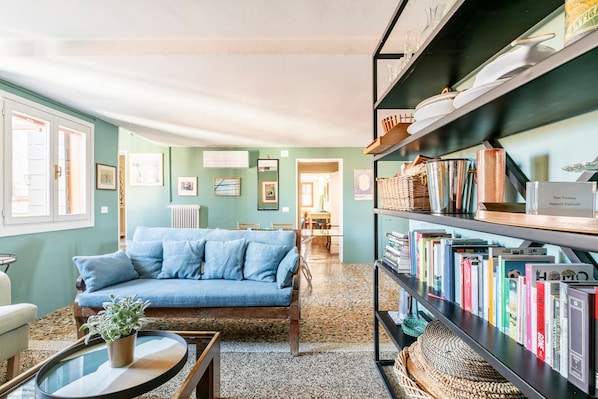 En 42-tommers LCD-TV med Parabol-TV samt strømmetjenester