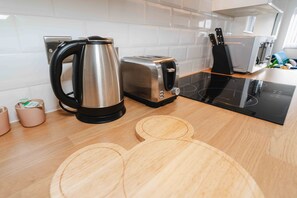 冰箱、微波炉、烤箱、炉灶