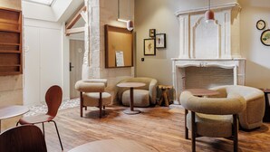 Un interior acogedor con chimenea, muebles de madera y un tragaluz.