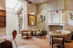 Un interior acogedor con chimenea, muebles de madera y un tragaluz.