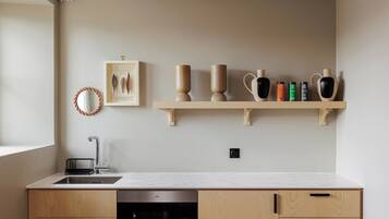 Geladeira, micro-ondas, lava-louças, cadeirão de bebê