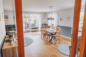 Dining - Family-friendly semi-detached house by the lake, only 200m to the beach (Dersau)