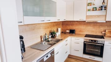 Fridge, microwave, stovetop, dishwasher