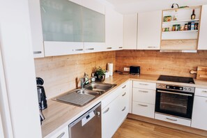 Fridge, microwave, stovetop, dishwasher - Family-friendly semi-detached house by the lake, only 200m to the beach (Dersau)