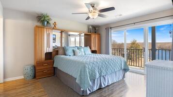 2 bedrooms, desk, travel crib, free WiFi