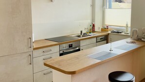 Kaffetrakter/tekoker, kjøleskap, ovn og kokeplater
