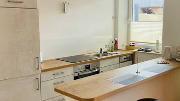 Fridge, oven, stovetop, dishwasher