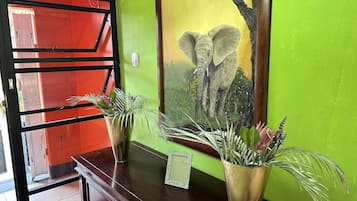 Casa económica | Zona de estar | Una televisión de pantalla plana
